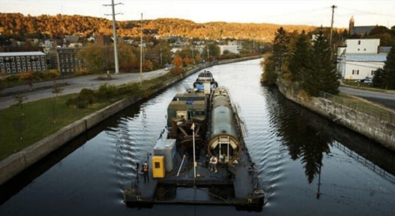 On Erie Canal, Commerce Sails Into the Past