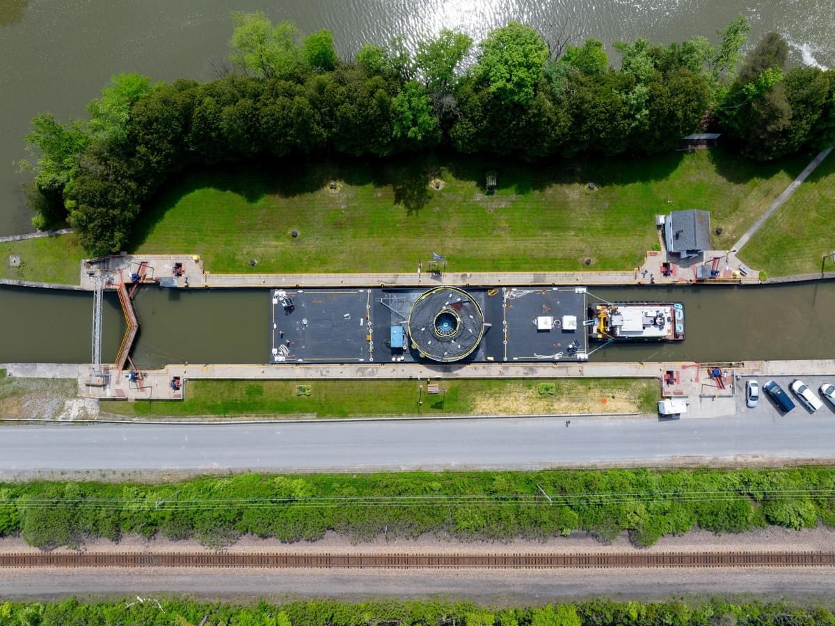 Edna A — CHPE barge in lock