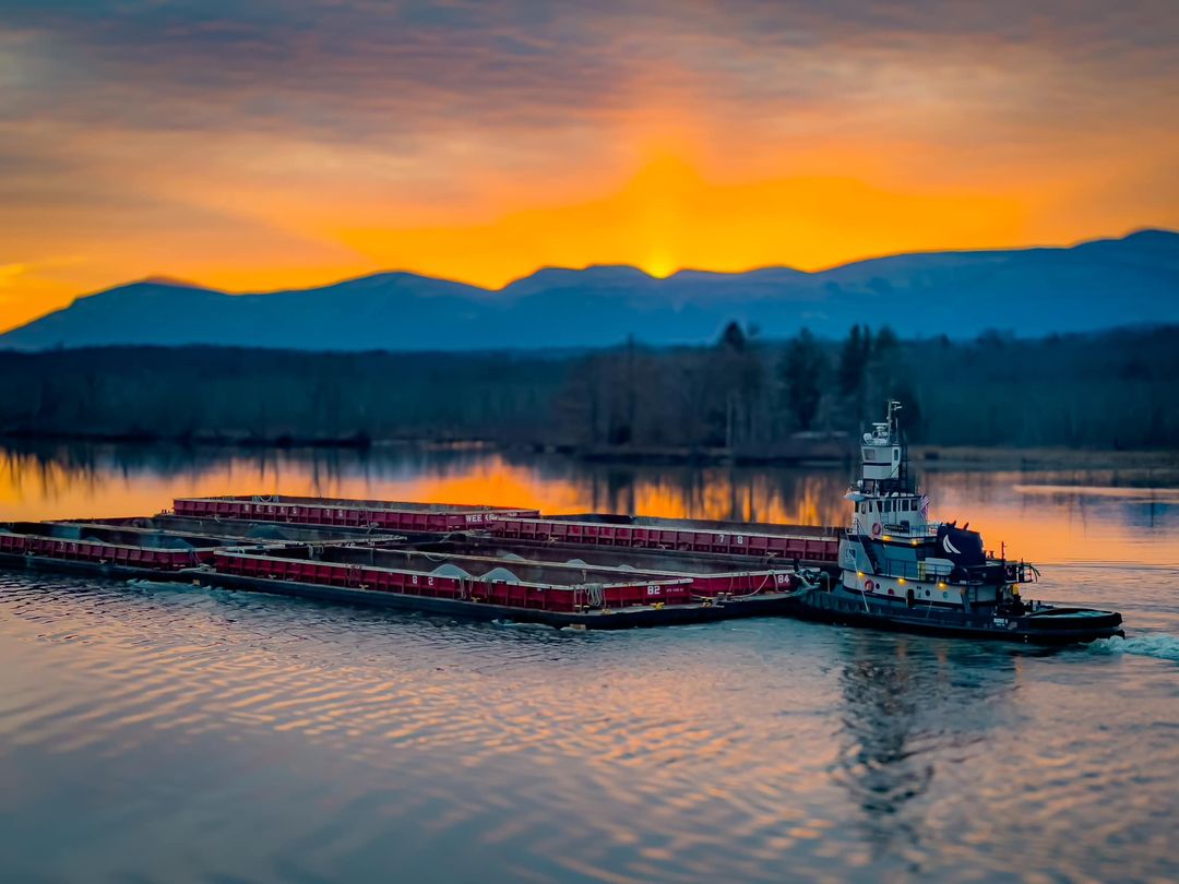 Maddie K with 6-pack barge tow